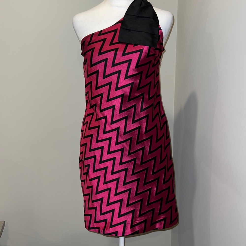 Molly B size 2 cocktail one shoulder dress pink and black